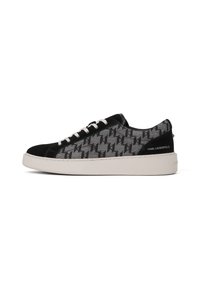 Sorte og grå sneakers med houndstooth-mønster, lavet af ruskind og stofmaterialer, hvid gummisål og logo på hælen.