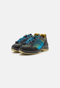 Le scarpe da esterno nere e blu presentano una tomaia sintetica testurizzata, un sistema di lacci rapidi e una suola in gomma con battistrada per la presa. Fodera gialla visibile.