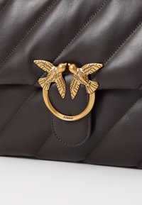 Pinko LOVE PUFF - Torba čez telo - brown/antique gold