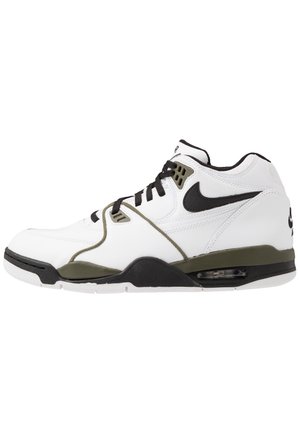 Białe i oliwkowe sneakersy Nike Air z wysoką cholewką, czarnym logo Swoosh, czarnymi sznurowadłami i widoczną poduszką powietrzną w podeszwie.