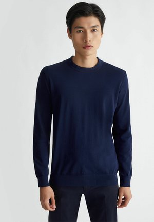 Maglione leggero in maglia blu navy con maniche lunghe, scollatura a girocollo e polsini e orlo a costine, realizzato in tessuto morbido.