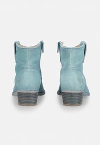 Stivaletti in suede blu con punta arrotondata, tacco basso a blocco e doppie zip sul retro; presentano una tomaia texturizzata e una fodera morbida.
