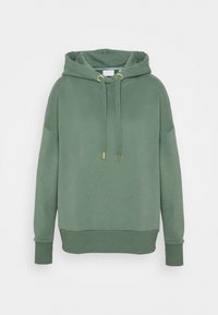 Sudadera verde con capucha hecha de tela suave. Cuenta con un bolsillo canguro, puños de canalé y detalles metálicos dorados en los cordones.