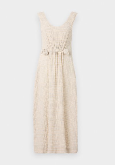 Beige midi kjole med en tekstureret, krøllet stof. Har scoop-udskæring, brede stropper og bundet detalje i taljen.