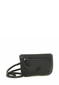 Bolso cruzado de piel negra con superficie texturizada, bolsillo con cremallera y correa ajustable. Cuenta con un logo en relieve en la parte frontal.