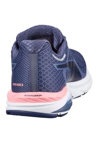Scarpa da corsa navy con tomaia in mesh testurizzato, accento rosa sul tallone e suola bianca. Caratteristiche includono l'etichetta 'SPEED 600 S' e dettagli con drop di 8 mm.
