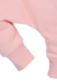 Lichtroze sweatshirt met ribgebreide manchetten en een gladde stofstructuur. Het ontwerp heeft een ontspannen pasvorm en een eenvoudige, schone silhouet.