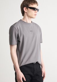 BOSS TCHUP - Paprasti marškinėliai - dark grey