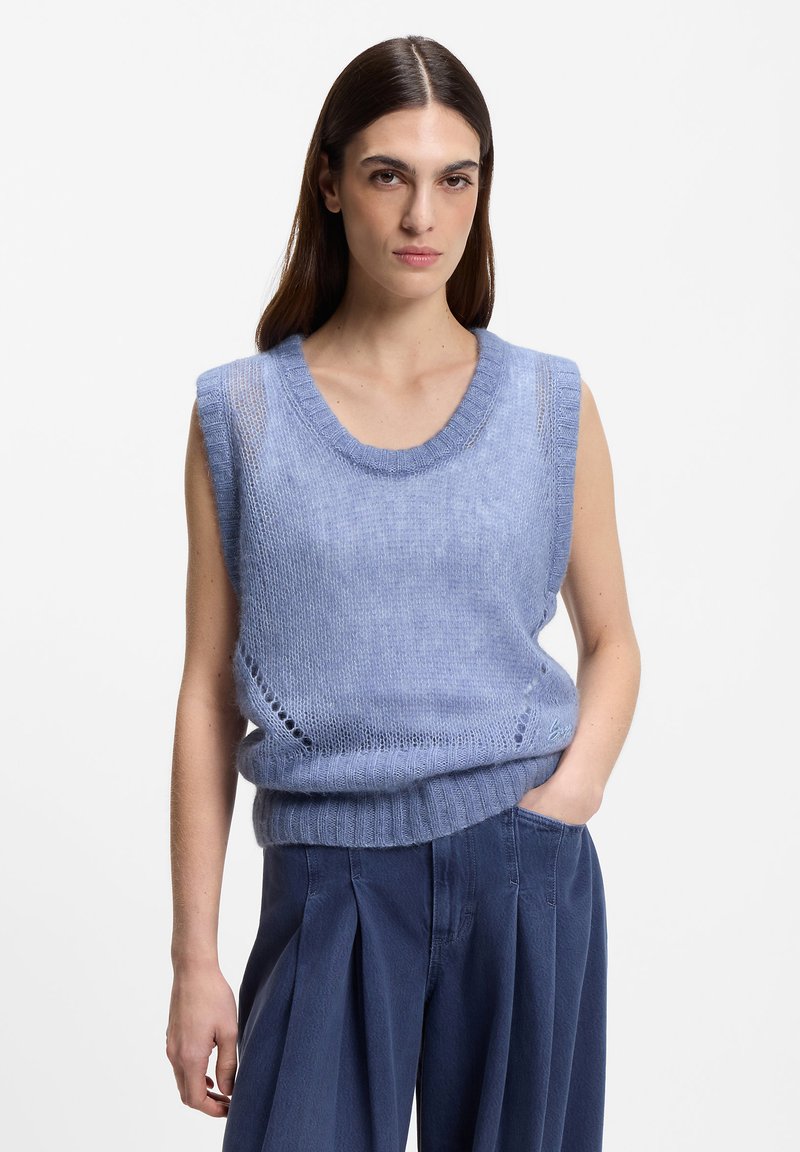 Hellblauer, ärmelloser Strickpullover mit rundem Ausschnitt, strukturierter Stoff, dezente seitliche Muster und ein taillierter, gerippter Saum.
