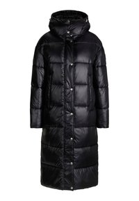 Czarna puchowa kurtka z kapturem, o błyszczącym wykończeniu, z guzikami z przodu i dużymi pikowanymi panelami. Długa, sięgająca do połowy uda, z bocznymi kieszeniami.