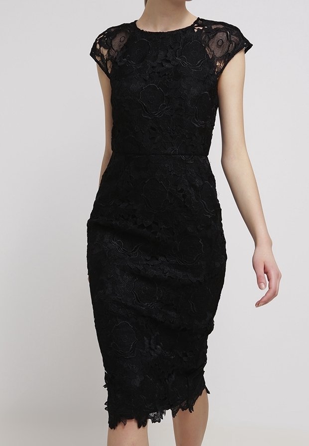 Robe en dentelle noire avec une silhouette ajustée, des manches courtes, des motifs floraux et un ourlet en dentelle. Texture lisse avec des détails complexes.