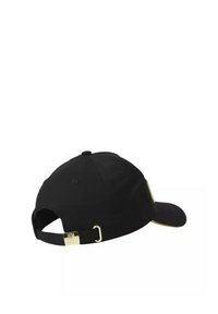 Casquette noire en coton avec une visière incurvée, une sangle réglable, des éléments en métal doré et un petit emblème sur le côté.