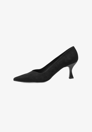 Zapato de tacón stiletto de ante negro con punta puntiaguda y un tacón esculpido único. Textura suave y diseño sencillo.