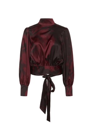 Blouse courte en satin bourgogne avec manches longues, col haut, manches bouffantes, taille élastique et un détail noué à la taille.