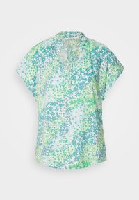 Blouse florale en bleu clair et vert, faite d'un tissu transparent, avec une coupe ample, des manches courtes et un décolleté en fines ouvertures.