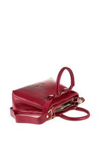 Sac à main en cuir rouge avec doubles poignées supérieures et une bandoulière amovible. Doté d'une surface texturée et de détails en métal doré.
