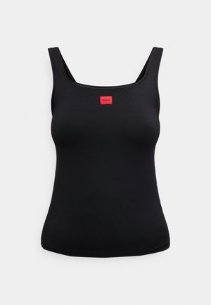 Sort top med smal pasform, lavet af glat stof. Har en firkantet halsudskæring og en rød logo-patch midt foran.