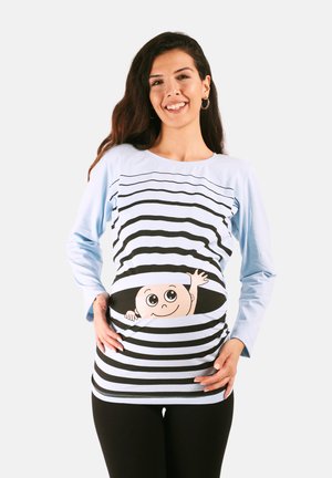 Helles blaues stillshirt mit langen Ärmeln, das schwarze horizontale Streifen und ein Cartoon-Baby zeigt, das aus der Mitte hervorschaut. Weicher Stoff, figurbetontes Design.