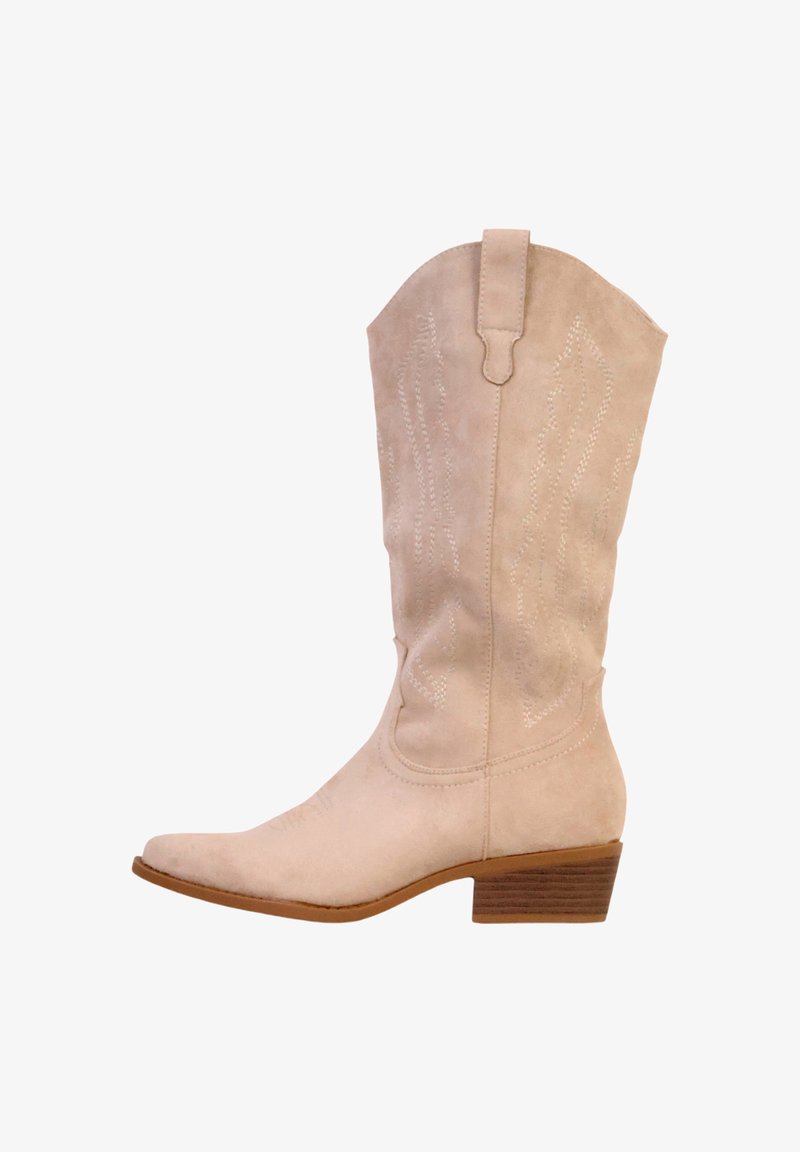 Botte de cowboy en daim beige avec un bout pointu, des coutures décoratives sur la tige et un talon empilé. Dispose d'une languette pour faciliter l'enfilage.