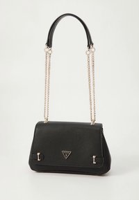 Svart läderhandväska med struktur, guld kedjerem och triangulärt metallogo på främre klaffen, placerad mot en enkel ljus bakgrund.