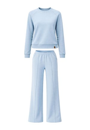 Hellblaues Sweatshirt mit langen Ärmeln, gerippten Bündchen und passenden weiten Hosen mit elastischem Bund und Seitentaschen.