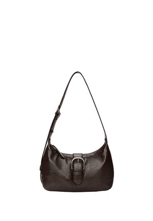 Sort læder skuldertaske med justerbar rem, frontspænde detalje og afrundet rektangulær form på hvid baggrund.