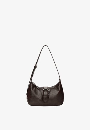 Černá kožená kabelka přes rameno s nastavitelným páskem, předním přezkovým detailem a zaobleným obdélníkovým tvarem na bílém pozadí.