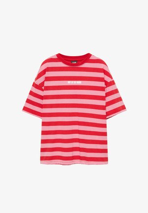 T-shirt à manches courtes rayé horizontal rouge et rose avec le texte blanc "NOT IN THE MOOD" centré sur la poitrine.