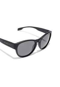 Ochelari de soare negri cu un design elegant și modern. Ramele sunt fabricate din plastic și prezintă lentile întunecate și un logo subtil pe lateral.