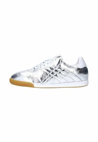 Zilveren metallic sneakers met een gladde textuur, witte accenten, een vlakke rubberen zool en een klassieke vetersluiting. Kenmerkt zich door gestikte details.