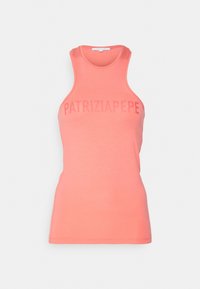 Tank top w kolorze brzoskwiniowym z okrągłym dekoltem i bezrękawnikowym krojem, z napisem "PATRIZIA PEPE" w ciemniejszym odcieniu na przodzie.