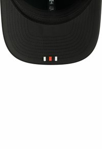 Casquette noire à visière courbée, avec une accentuation tricolore rouge, blanche et noire à l'avant. Texture de tissu lisse.