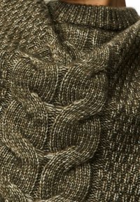 Roheline kahandatud kampsun, millel on kaabelkootud mustrid, ribidega ümmargune kaelus ja tekstureeritud pind, kus on kontrastsed heledamad niidid.