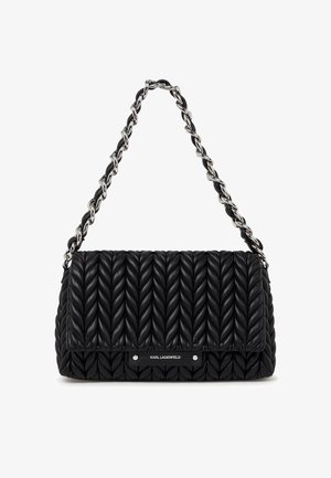 Bolso de hombro de cuero negro acolchado con cadena de plata y placa con el logo metálico "Karl Lagerfeld" en la solapa frontal.