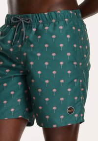Shiwi REGULAR FIT PALM - Șorturi de baie - cilantro green