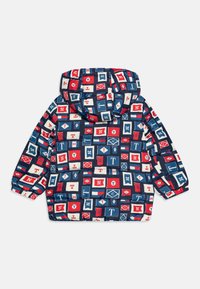 Zimowa kurtka z wypełnieniem, ozdobiona kolorowym geometrycznym wzorem w odcieniach czerwieni, bieli i niebieskiego. Posiada kaptur oraz elastyczne mankiety zapewniające dopasowane wykończenie.