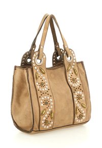 Borsa a mano in pelle color cuoio con doppi manici, decorata con borchie dorate e argentate e motivi a foglia sui pannelli laterali. Superficie morbida e strutturata.