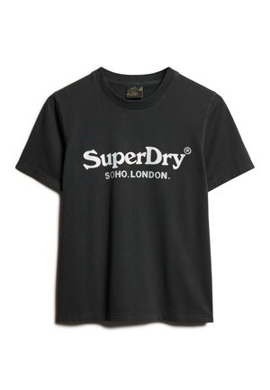 Sort bomulds t-shirt med korte ærmer, med et hvidt grafisk logo, der står "SuperDry SOHO.LONDON." på tværs af brystet. Klassisk crew neck.