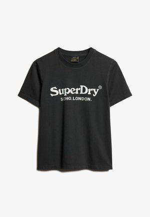 Sort bomulds t-shirt med korte ærmer, med et hvidt grafisk logo, der står "SuperDry SOHO.LONDON." på tværs af brystet. Klassisk crew neck.