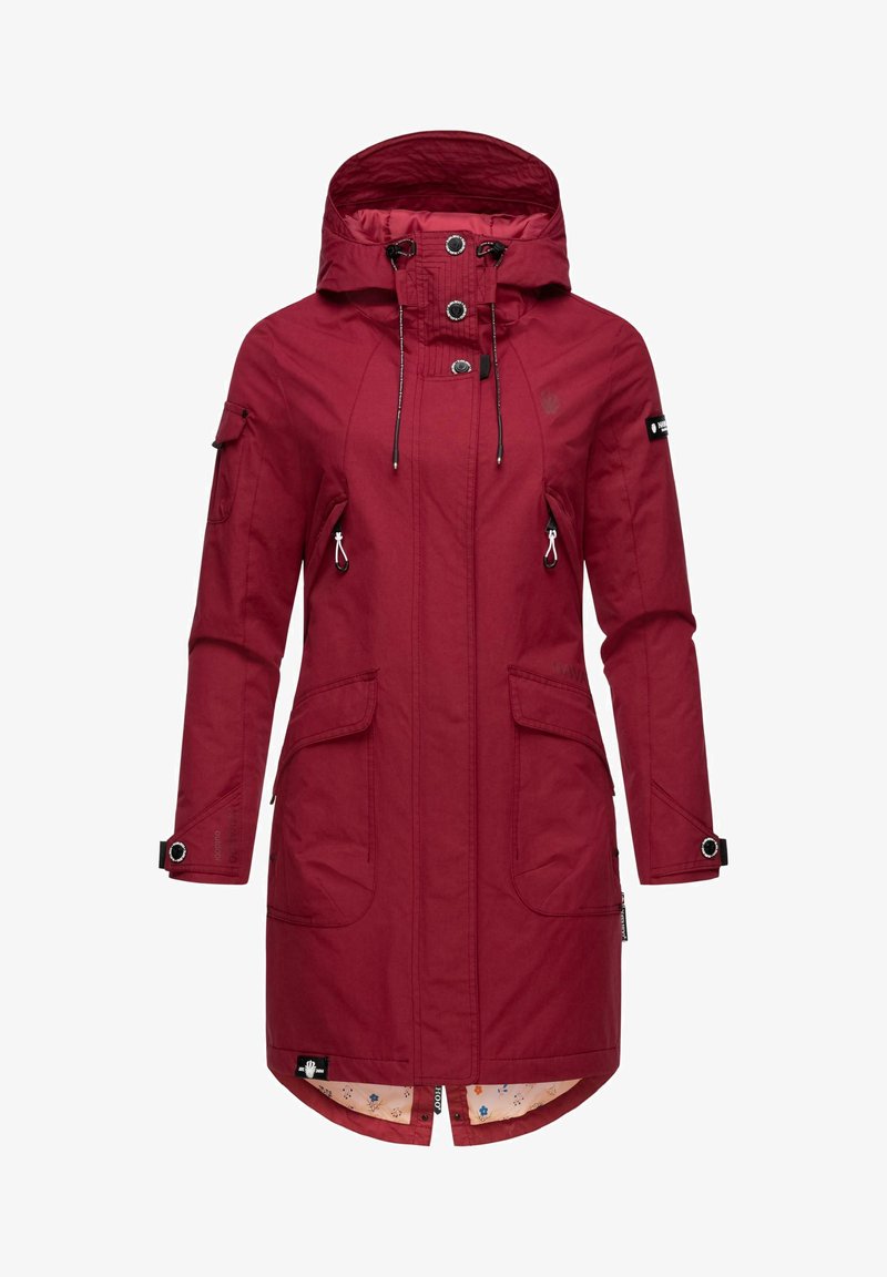 Veste rouge imperméable avec un zip à l'avant, capuche réglable, deux poches avant et surpiqûres décoratives. Comprend des cordons et des détails de boutons.