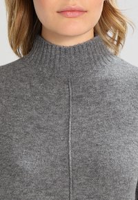 comma Sweter