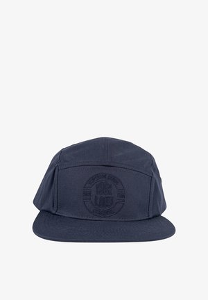 Gorra azul marino con visera plana, con un logo circular en relieve en la parte frontal. Fabricada con tela de textura suave y costuras cosidas.
