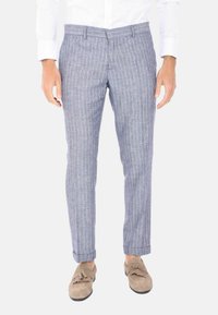 Pantaloni a righe blu con una vestibilità slim, realizzati in un tessuto leggero. Presentano tasche frontali e una cintura liscia.