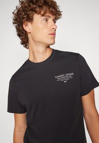 Tommy Jeans SLIM ESSENTIAL GRAPHIC TEE - Marškinėliai su spaudiniu - black
