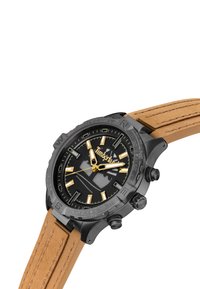 Orologio analogico nero e oro con cassa rotonda, cinturino in pelle beige, grandi marcatori delle ore e logo prominente del marchio sul quadrante.