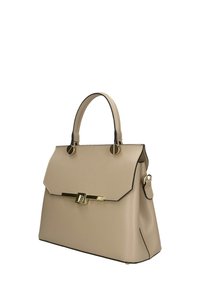 Borsa a mano in pelle beige con forma strutturata, top a pattina, hardware dorato e bordi neri a contrasto. Presenta due manici tondi e una chiusura.
