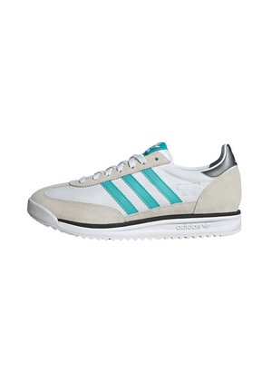 Bílé a béžové tenisky Adidas SL 72 se tyrkysovými pruhy, bílými šňůrkami, černým pruhem na mezipodešvi a kovově stříbrným detailem na patě.