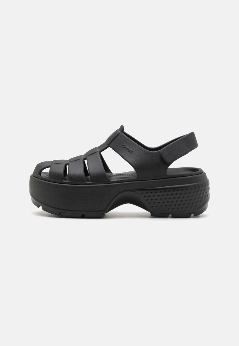 Sandales noires moulées avec un design à bout ouvert, comportant plusieurs sangles sur le pied et un large talon pour le soutien. Semelle texturée pour une meilleure adhérence.