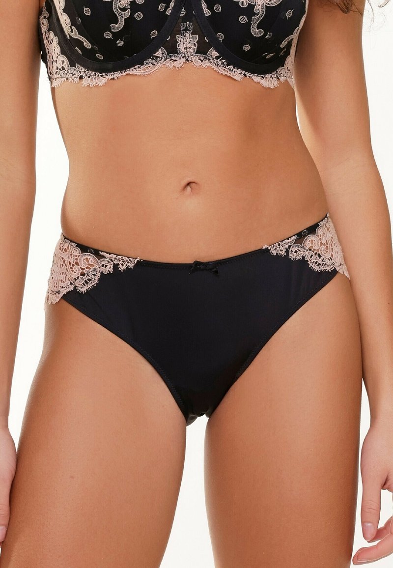 Zwarte satin onderkleding met roze kantaccenten aan de zijkanten, met een strikdetail aan de voorkant en een gladde afwerking overal.