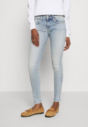 lichte blauwe skinny jeans van denim, voorzien van een vijf-pocket ontwerp, lichte vervaging en een standaard tailleband voor sluiting.